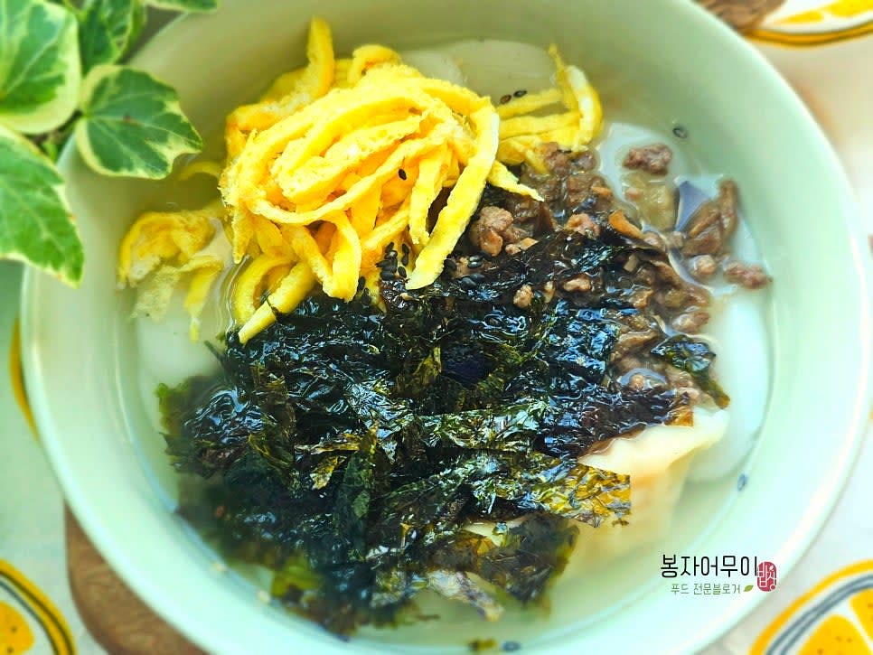 익은 떡국 위에 지단, 볶은 소고기, 김가루를 올려 마무리합니다.