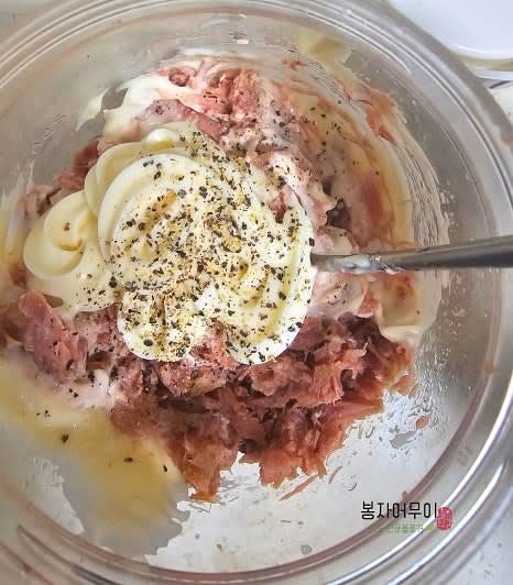참치캔의 기름을 빼고 마요네즈, 소금 1꼬집, 후추 약간을 넣고 섞어줍니다.