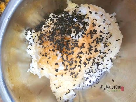 밥 2공기에 참기름 1스푼과 깨소금을 넣고 섞어줍니다.