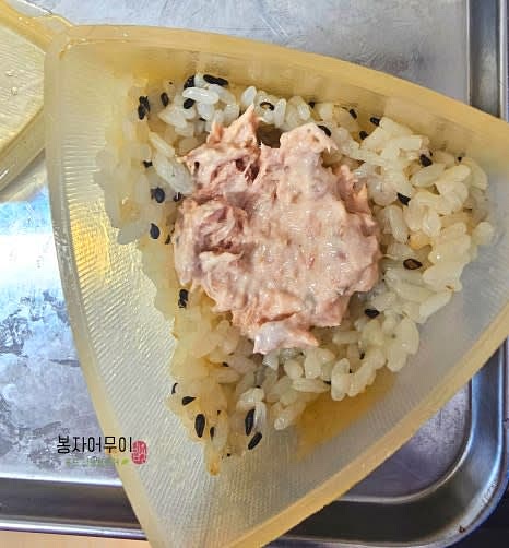 삼각김밥 틀에 밥을 넣고, 참치마요와 묵은지를 올린 뒤 다시 밥을 올리고 꾹꾹 눌러줍니다.