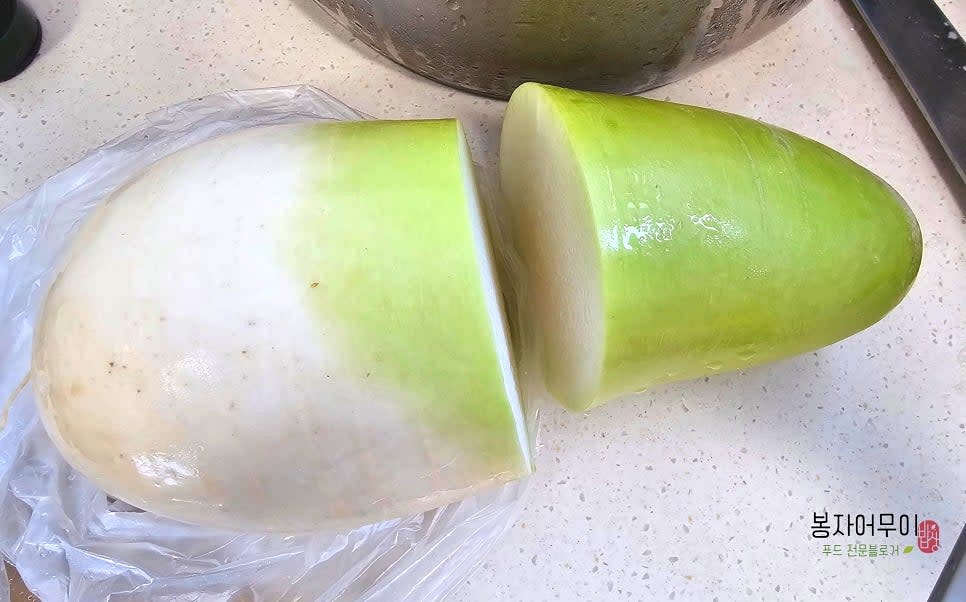 무를 깨끗이 씻고 껍질을 제거합니다.