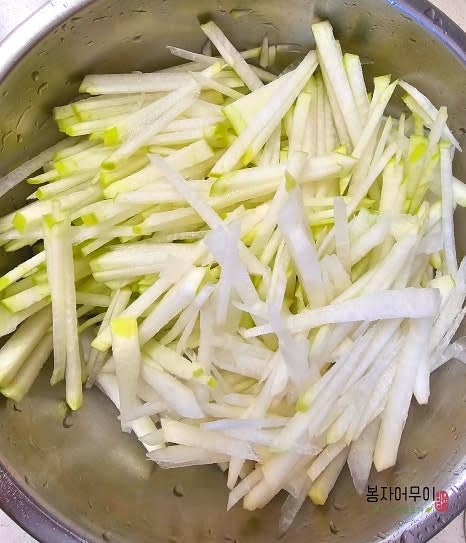 무를 두께 2개의 정도로 채를 썰어 준비합니다.
