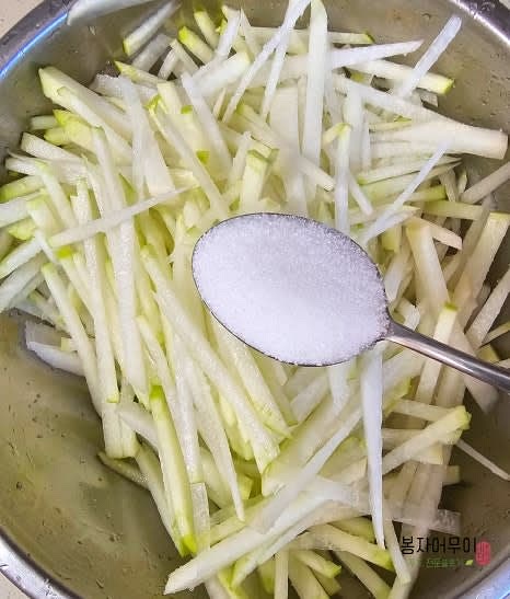 썰어놓은 무에 소금 1.5스푼을 넣고 골고루 섞어 절입니다. 절이는 시간은 약 30분 정도로 충분합니다.