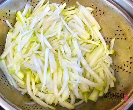 절여진 무의 물기를 꼭 짜내고 깨끗한 물에 헹궈준 뒤 물기를 제거합니다.