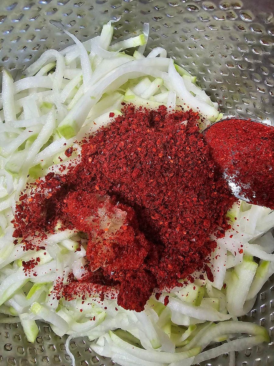 절인 무에 고춧가루 3스푼, 설탕 2스푼, 식초 2스푼, 다진 마늘 1스푼을 넣고 잘 섞어줍니다.