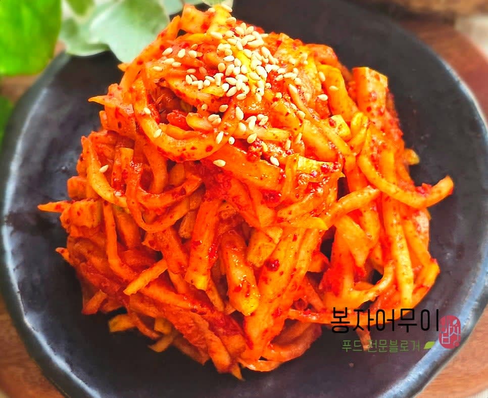 마지막으로 깨소금을 뿌려 마무리합니다.