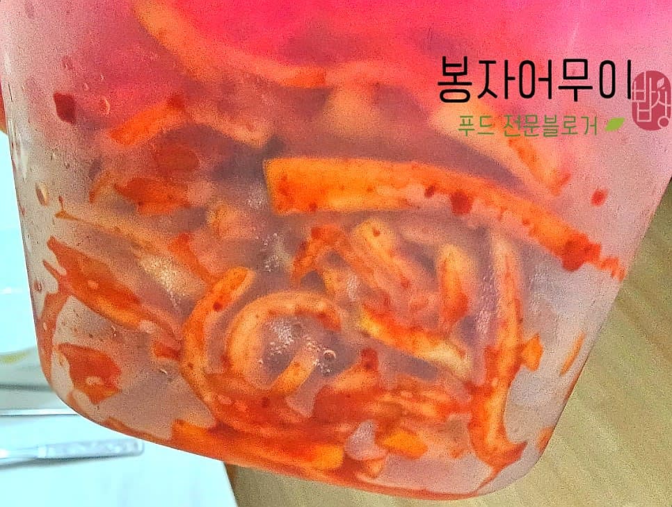 완성된 무생채를 반찬통에 담아 냉장 보관합니다.