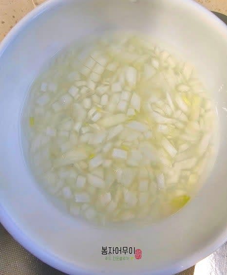 양파 반 개는 잘게 다져 물에 20분간 담갔다가 물기를 제거합니다.
