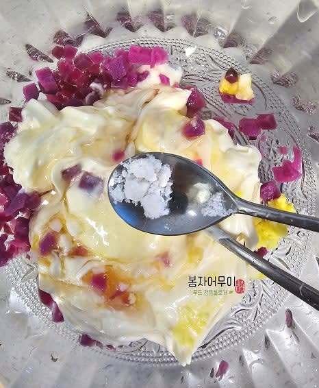 타르타르소스는 마요네즈 3스푼, 올리고당 1스푼, 소금 한 꼬집, 후추를 넣어 섞은 후 다진 계란, 연근 피클, 양파 다진 것을 섞어줍니다.