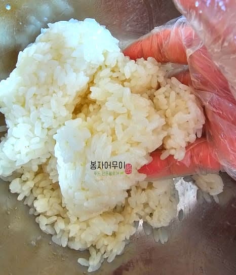 밥 1공기에 단촛물과 참기름을 섞어줍니다.