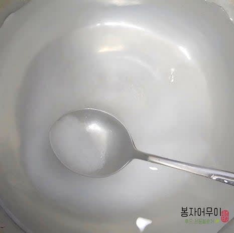 단촛물은 식초, 설탕, 소금을 반티스푼씩 넣고 섞습니다.