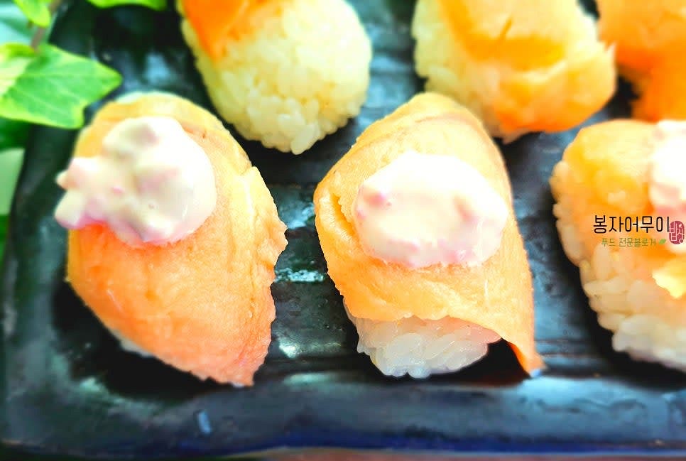 훈제 연어를 밥 위에 올리고, 타르타르소스를 곁들여 완성합니다.