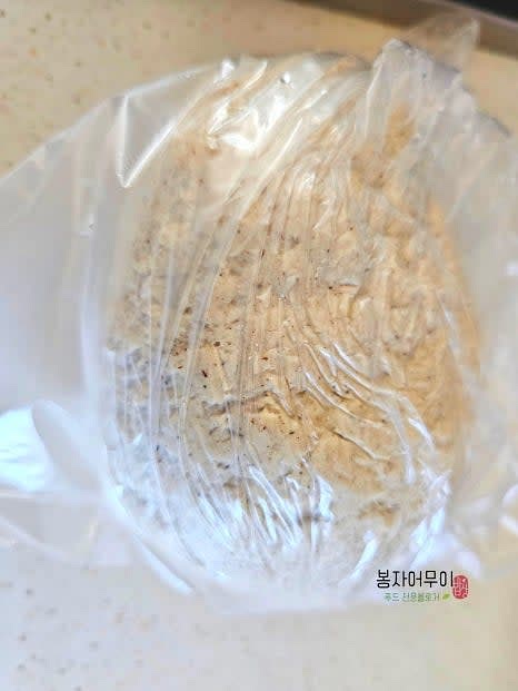 반죽을 냉장고에 넣어 반나절에서 하루 동안 보관하여 쫀득하게 만듭니다.