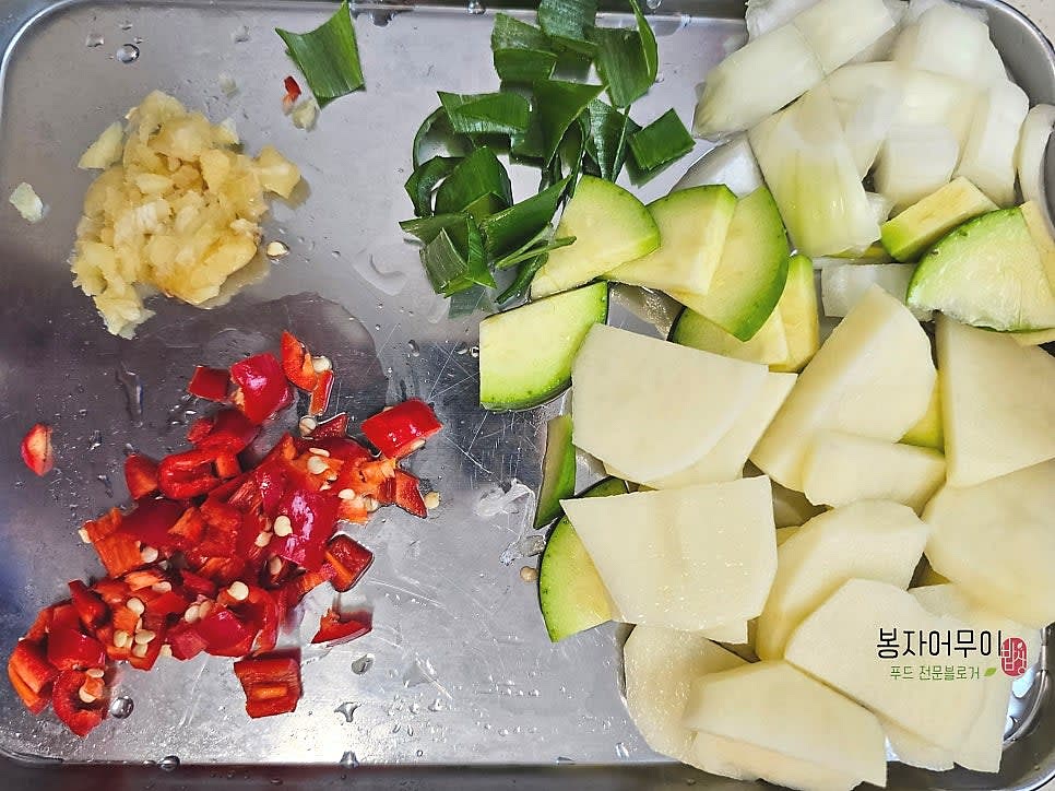 감자는 굵직하게 썰고, 양파와 호박은 얇게 채 썰어 준비합니다. 김치도 먹기 좋게 썰고 대파, 마늘, 청양고추도 잘게 다집니다.