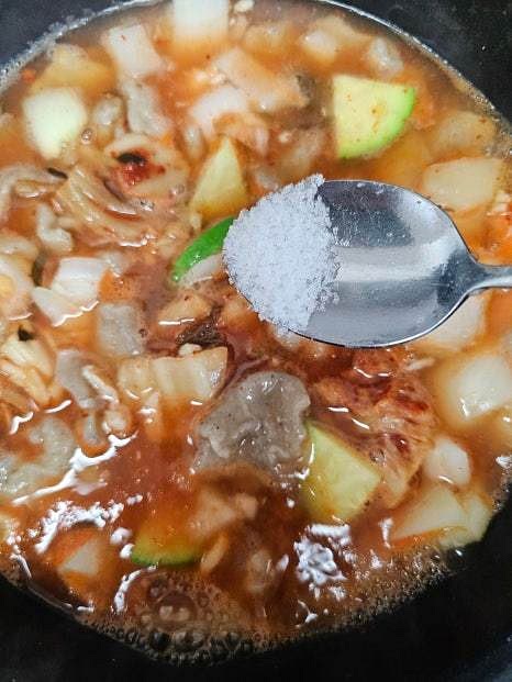 국간장 1스푼, 맛소금 반 스푼, 고춧가루를 넣어 간을 맞춥니다. 취향에 따라 고춧가루 양을 조절하세요.