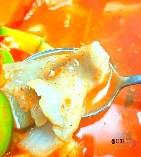 수제비가 쫄깃하게 익고 육수의 맛이 깊어지면 완성입니다.