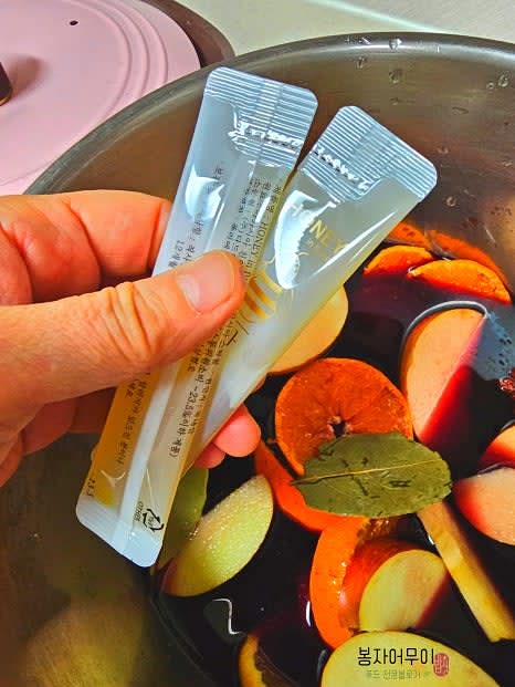 꿀 2스푼과 물 반 컵을 추가한 후 중약 불에서 끓입니다.