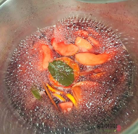 끓기 시작하면 알코올이 날아갈 때까지 10분간 더 끓이고, 이후 불을 끄고 약 20분간 더 향이 우러나도록 둡니다.