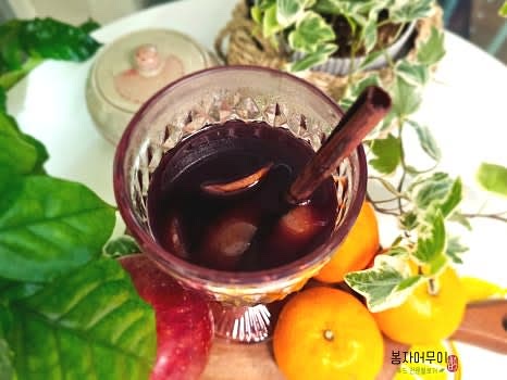 따뜻하게 데운 후 잔에 담아내어 즐기면 완성입니다.