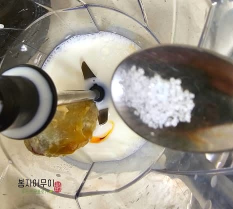 믹서기에 삶은 고구마, 우유 200ml, 꿀 1스푼, 소금 1꼬집을 넣고 곱게 갈아줍니다.