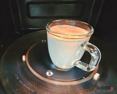 전자레인지에 2분간 돌려 따뜻하게 데웁니다.