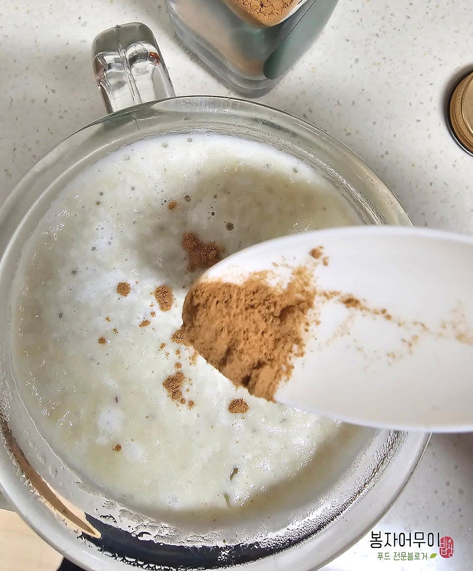 데운 고구마라떼 위에 계피가루를 뿌려 마무리합니다.