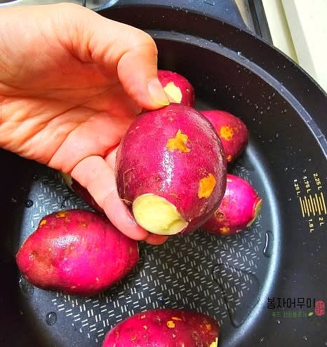 고구마를 깨끗이 씻고 껍질을 통째로 삶습니다. 고구마 크기에 따라 20분~30분 동안 삶아줍니다.