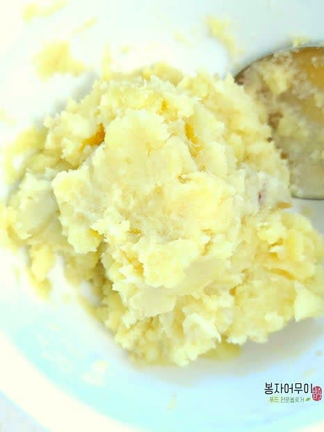 삶은 고구마를 껍질을 깐 뒤 굵게 으깨어 줍니다.