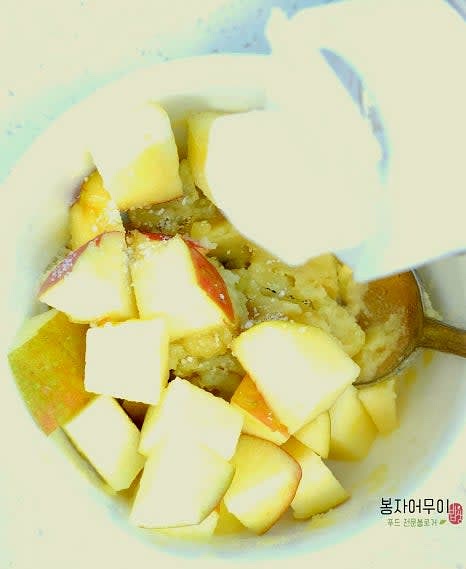 고구마에 사과를 섞어줍니다.