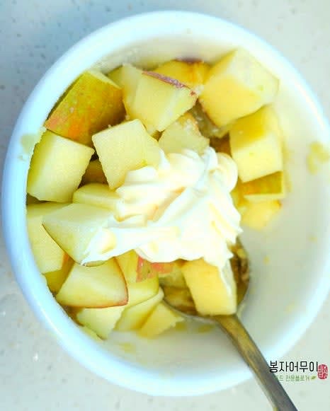 소금 1꼬집과 마요네즈 1스푼을 넣어 잘 섞어줍니다.