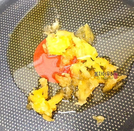 팬에 참기름과 콩기름을 각각 1 스푼씩 두르고 다진 마늘을 볶아줍니다.