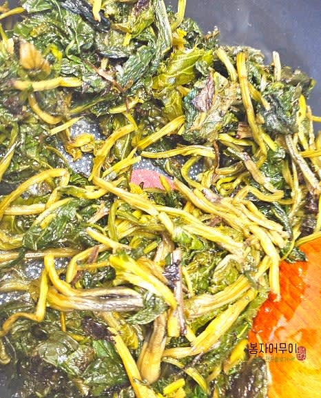 마늘 향이 올라오면 곤드레 나물을 넣고 함께 볶아줍니다.