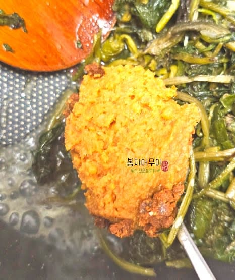 된장 1 스푼을 넣고 골고루 섞으며 물기가 없어질 때까지 볶아줍니다.