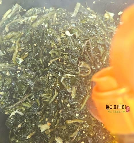 불을 끄고 마무리로 들기름 1 스푼과 깨소금을 뿌려 완성합니다.