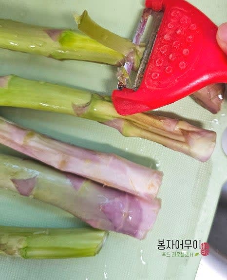아스파라거스의 밑동을 필러로 깎고, 무순과 버섯도 세척해 둡니다.
