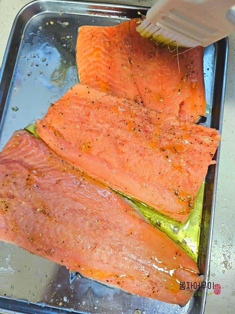 연어를 허브솔트와 후추로 밑간을 하고 올리브오일을 바른 후 노릇하게 구우면서 양송이와 아스파라거스를 함께 구워줍니다.