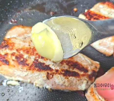 버터를 추가하여 고소한 맛을 더합니다.