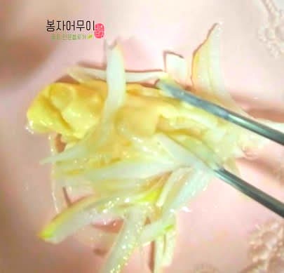 양파는 15~20분 물에 담가 매운맛을 제거하고, 홀스래디쉬소스를 뿌려 섞습니다.