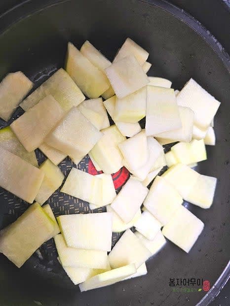 무를 먹기 좋게 썰고 물 1.5리터를 부어줍니다. 다시마 큰 거 1장, 멸치가루 반 스푼을 넣어서 끓입니다.