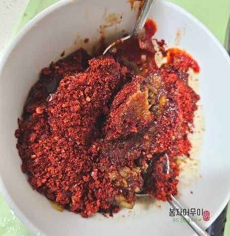 된장, 미림, 국간장, 참치 액젓, 고춧가루, 고추장, 매실청, 다진 마늘, 다진 생강을 섞어 매운탕 양념을 만듭니다.