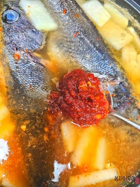 무가 익으면 우럭을 넣고 양념을 2/3 정도만 넣고 끓입니다.