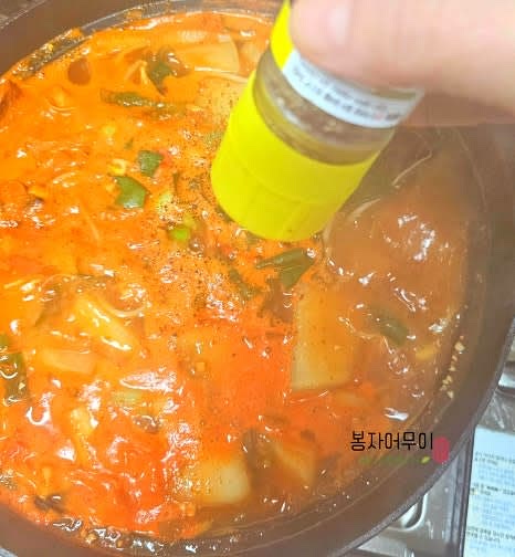 생선이 끓으면서 비린 맛을 제거하기 위해 뚜껑을 열고 끓입니다.