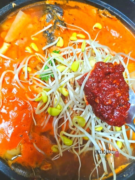 생선이 익으면 콩나물과 남은 양념을 넣고 마무리로 후추를 뿌립니다.