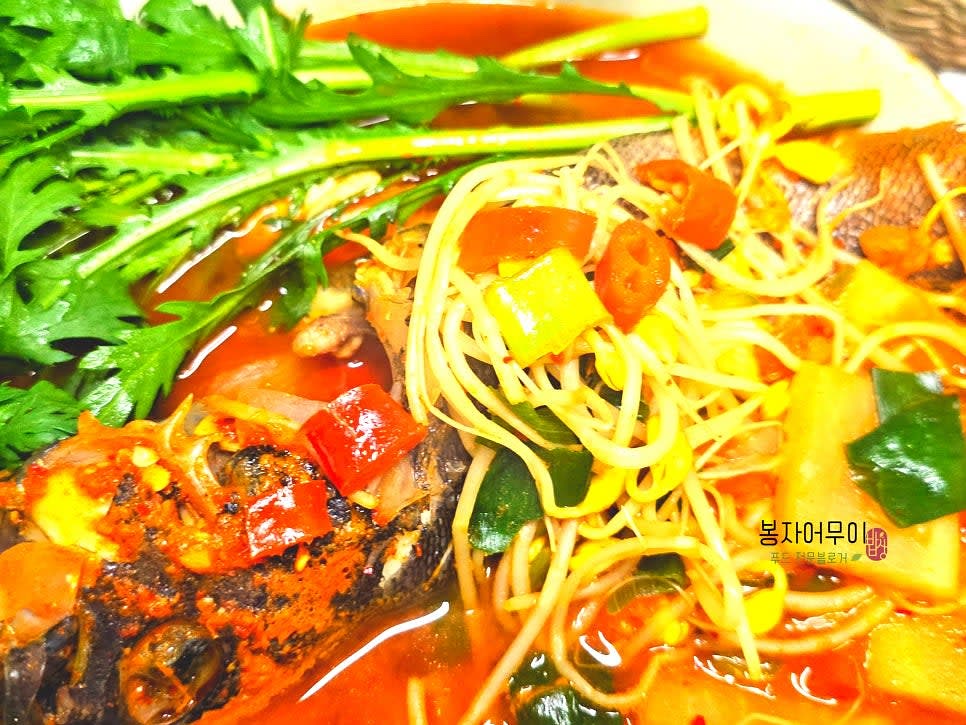 쑥갓과 콩나물을 올려 마무리합니다. 바로 드시면 더 맛있습니다.