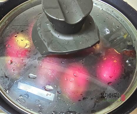 고구마를 껍질을 벗기고 양쪽 끝을 자른 뒤 물에 넣어 약 20~30분 동안 삶아줍니다.