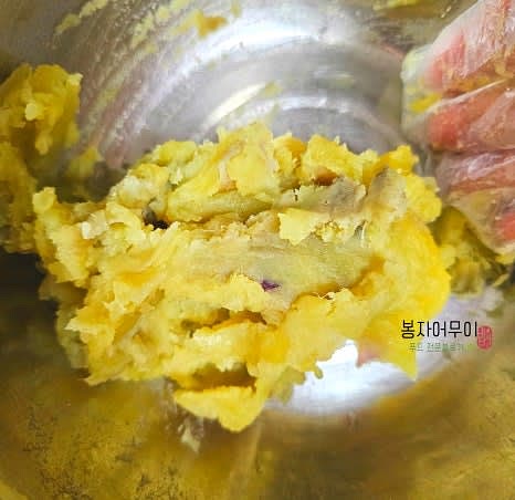 삶은 고구마를 꺼내어 뜨거운 상태에서 잘 으깨줍니다.