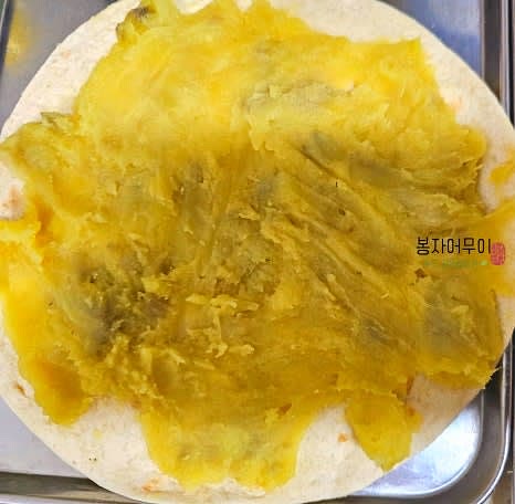 또띠아 위에 으깬 고구마를 고르게 펴 발라줍니다.