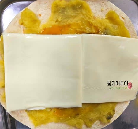 그 위에 꿀을 바르고 슬라이스 치즈를 얹어줍니다.