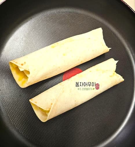 프라이팬에 기름을 두르지 않고 약불로 또띠아를 구워줍니다. 치즈가 녹을 때까지 천천히 굽습니다.