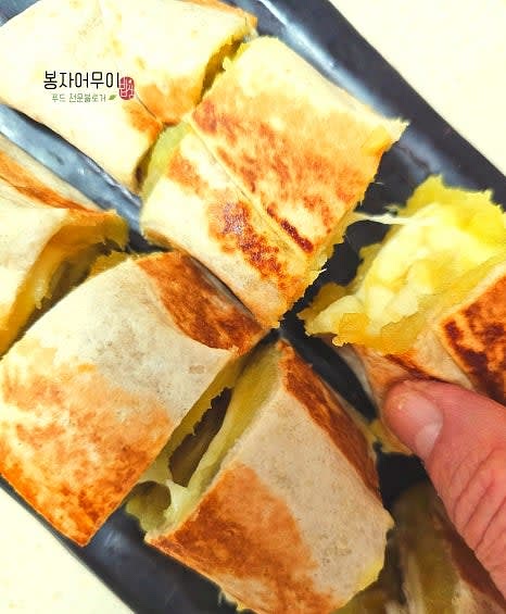 원하는 경우, 계핏가루나 견과류를 뿌려 마무리합니다.